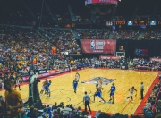 爱游戏APP-爱德华兹的暗夜棋局，F1街道赛之夜的唯一胜利法则