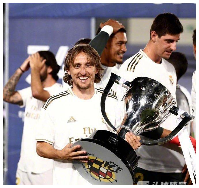 曼城碾压乌拉圭，莫德里奇扛起全队