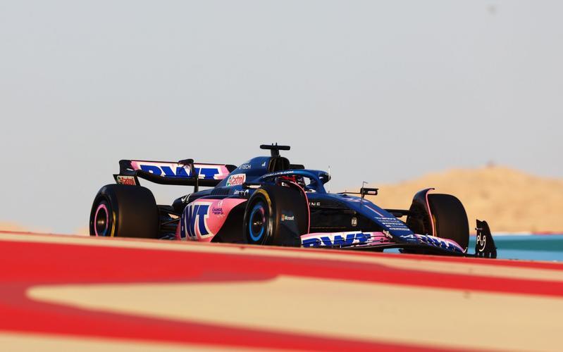 索伯车队险胜红牛车队,塞恩斯带队取胜 索伯车队险胜红牛车队,塞恩斯带队取胜