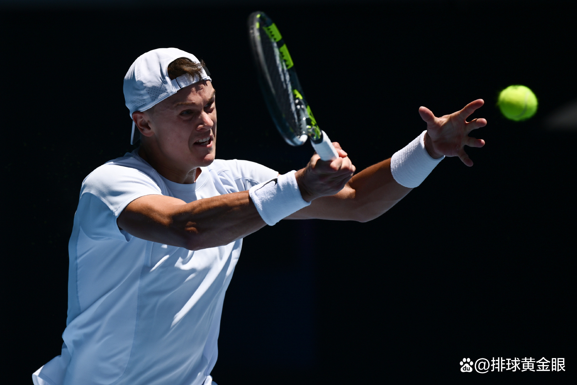 比赛中球员技术风采炫目妙招频现