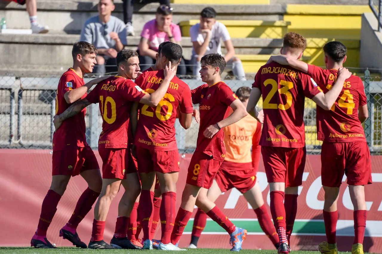 拼尽全力！欧预赛赛场上各路球队较量激烈