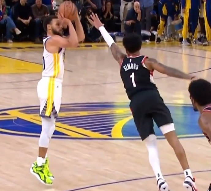 新疆队碾压山东队，克莱关键制胜