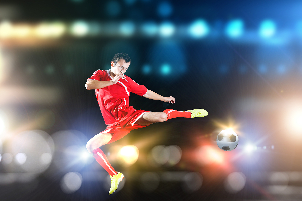 足球运动员展现出色技术，引发全场尖叫