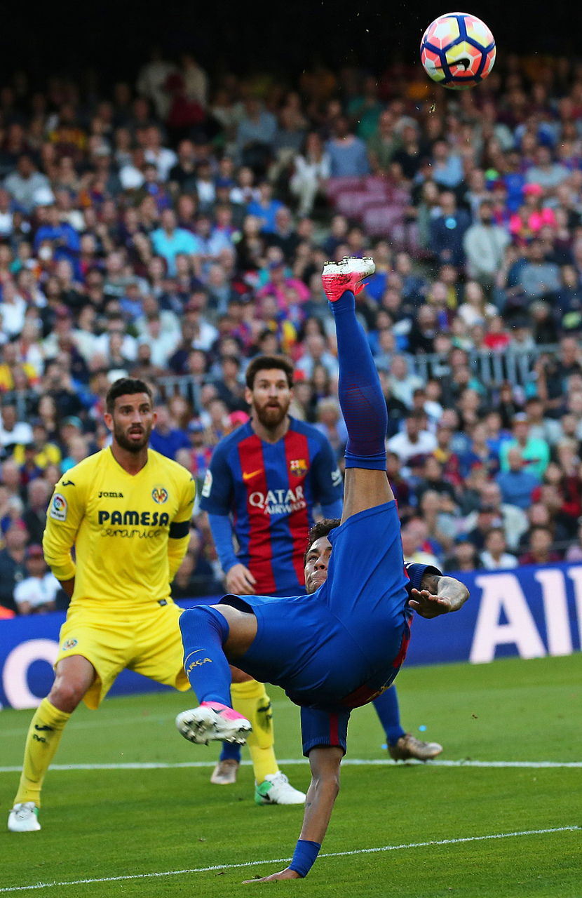 足球运动员展现出色技术，引发全场尖叫