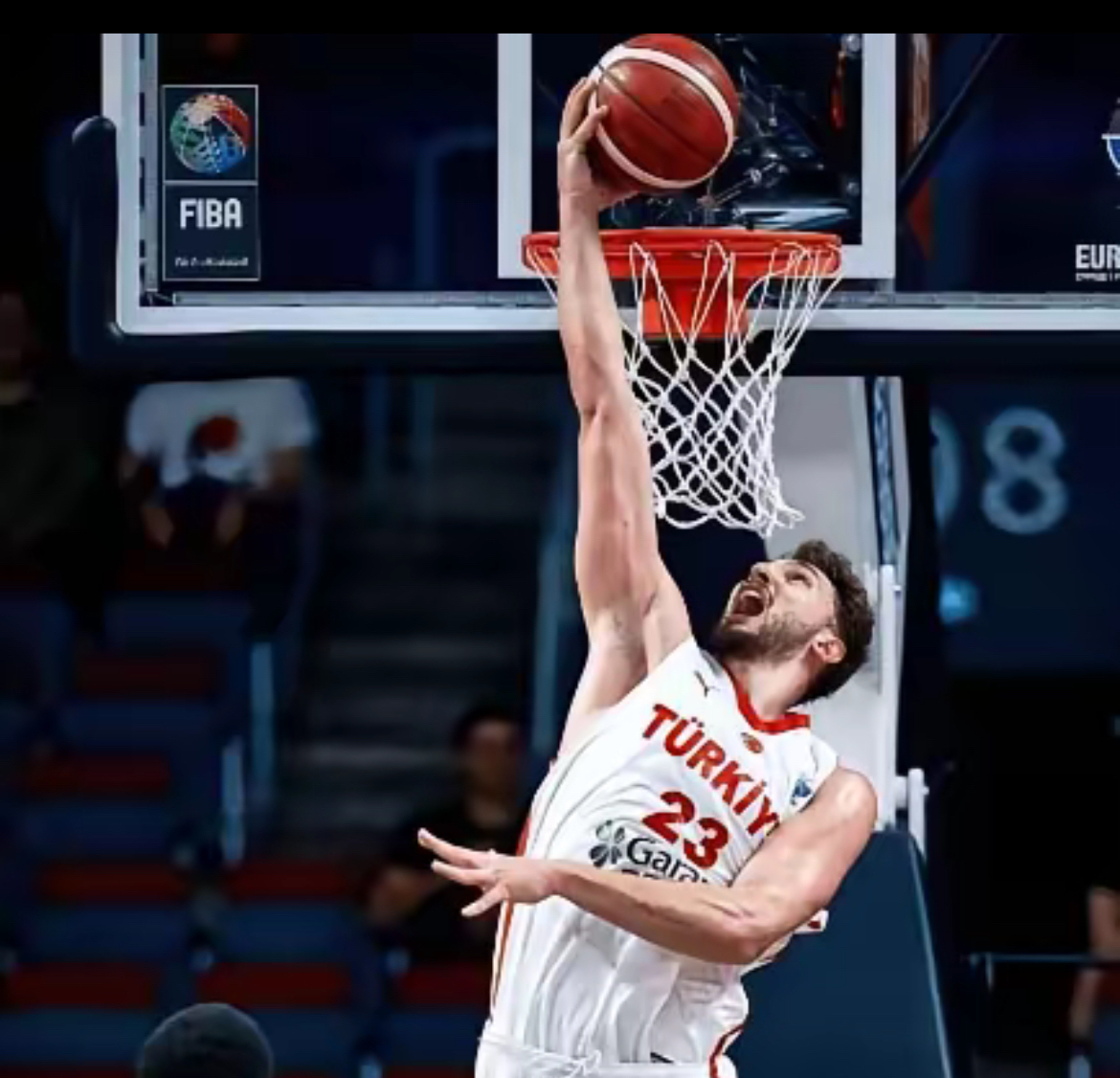 西班牙男篮爆冷波兰男篮，西蒙斯爆发神勇