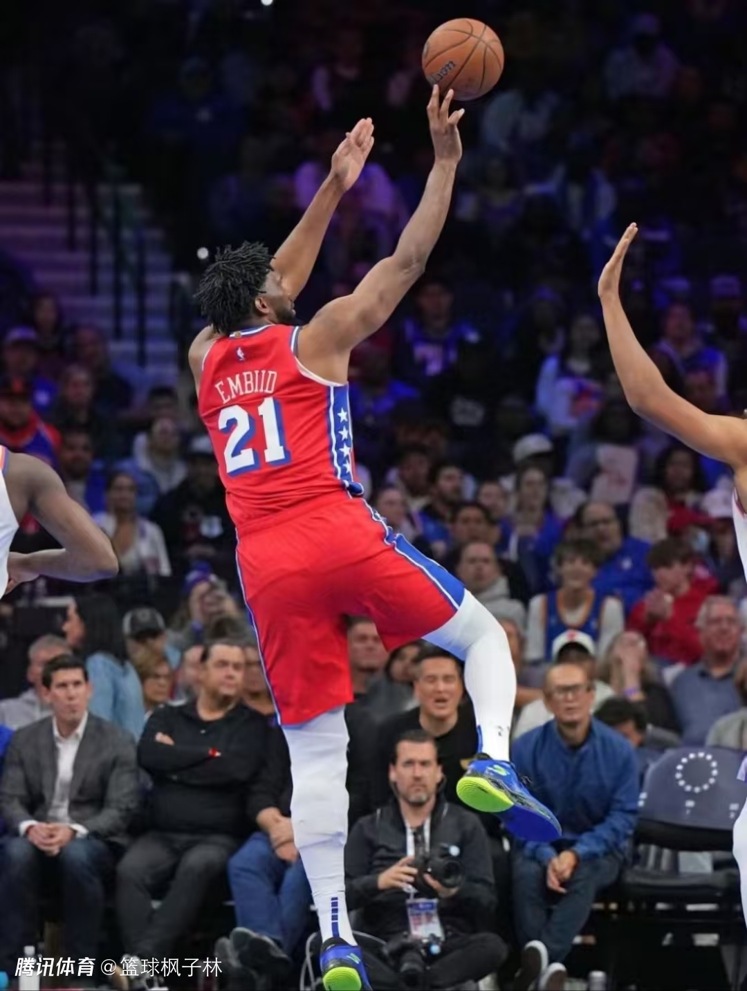 76人鏖战独行侠，恩比德扛起全队