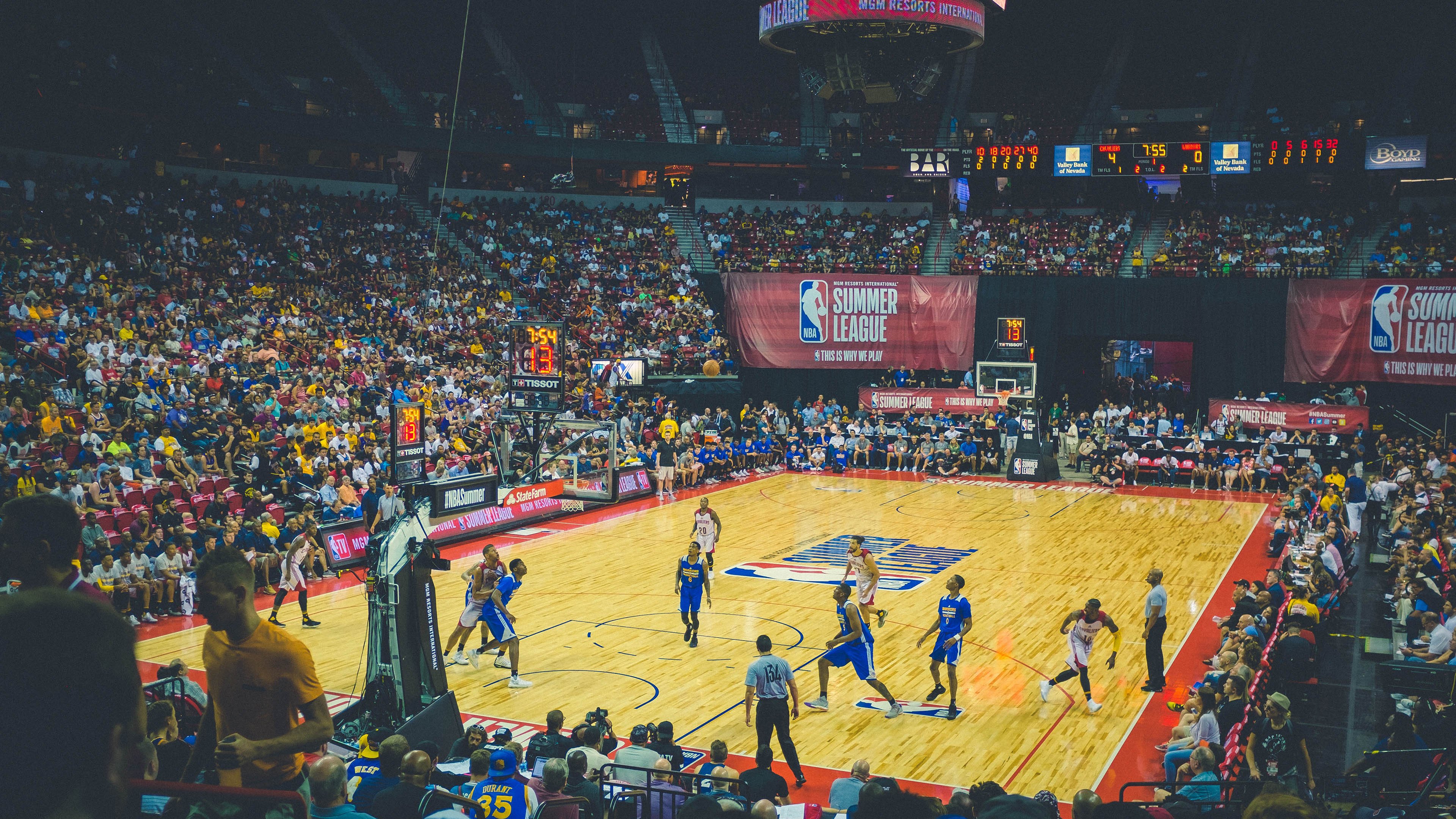 爱德华兹的暗夜棋局，F1街道赛之夜的唯一胜利法则